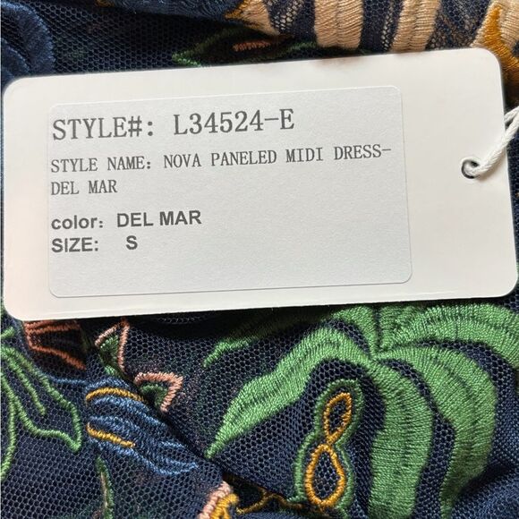 Nwt Johnny Was
Nova Paneled Midi-Dress Embroidered Del Mar Navy - Picture 9 of 11